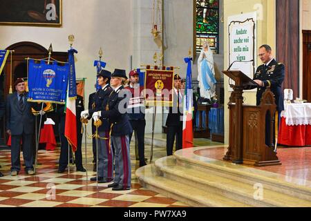 Us-Armee Oberstleutnant David Schnarr, U.S. Army Garrison Italien Kaplan, liefert der Aufruf an die Fallschirmjäger von der 173Rd Airborne Brigade Italienische Fallschirmjäger Veteranen und der lokalen Polizei zusammengeschlossen, während einer Messe zu Ehren des Festes des Hl. Michael, an der Kirche Santa Maria dei Servi, Vicenza, Italien, Sept. 29, 2017. St. Michael der Erzengel ist der Schutzpatron der Luft- und der italienischen Polizei. Die fallschirmjäger gesammelt mit der lokalen Polizei ihre gegenseitigen Patron zu Ehren und gute lokale Beziehungen aufrechtzuerhalten. Stockfoto