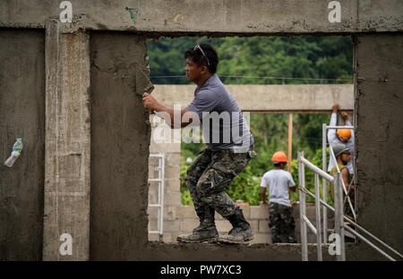 Philippinische Marine FN2 Elvis Julius gilt Stuck an der Seite eines Kantinengebäudes Fenster bei Esperanza Grundschule als Teil der KAMANDAG in Casiguran, Aurora, Philippinen, Sept. 28, 2017. KAMANDAG umfasst laufende bilaterale humanitäre und politische Hilfe, die amerikanischen und philippinischen Service Mitglieder einander kennen zu lernen und die lokalen Gemeinschaften zu unterstützen. Julius ist mit 4 Service Support Bataillon, und ist ein Eingeborener von Tinoc, Ifugao, Philippinen. Stockfoto