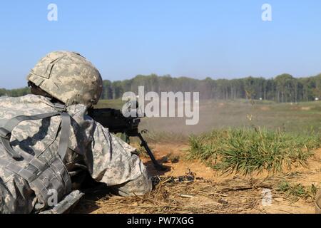 Armee-reservesoldat der im regionalen Support Group, schießen ein M240B Maschinengewehr im Camp Atterbury, Ind. Am 23. September 2017. Die im RSG, ein US Army Reserve von Springfield, Illinois, leitete eine Waffen Qualifizierung und US-Waffen Einarbeitung als Teil einer 4-Feld Tag Training. Stockfoto