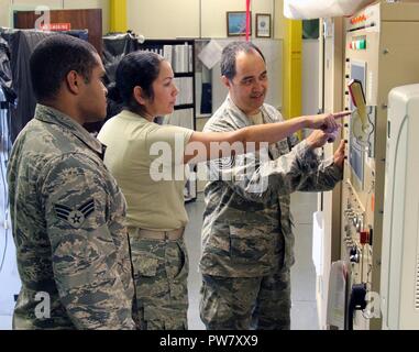 Senior Airman Christian Delgado, Senior Airman Denice Cruz und Tech. Sgt. Juan Otero arbeiten auf einem Radar Control Station durch die 140 Air Defense Support Squadron in Aguadilla, Puerto Rico, Sept. 29, 2017 betrieben. Der Puerto Rico Air National Guard arbeitet mit zahlreichen Bundes- und lokalen Agenturen Puerto Rico zivilen Behörden in den von Hurrikan Maria, die die Insel an Sept. 20, 2017 Hit zu unterstützen. Stockfoto