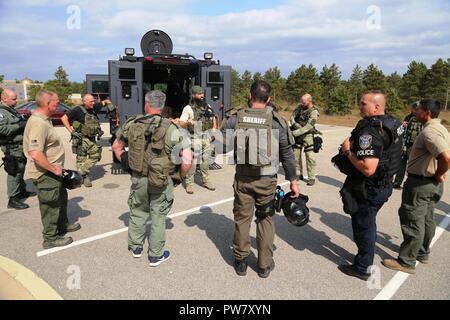 Wisconsin Strafverfolgungsbehörden Personal von einigen Grafschaften sammeln die Ergebnisse eines Schulungsszenarios Sept. 20, 2017 zu diskutieren, bei der kombinierten Waffen gemeinsamen Training Facility (CACTF) am Fort McCoy, Wis das Personal von Polizei in Wisconsin kam, und sie waren Teil der Ausbildung gelehrt von George Rahmtopf der integrierten taktischen Konzepten (ITC) LLC von Los Angeles. Mehr als 50 Mitarbeiter wurden in zwei Kursen über mehrere Tage Training im September, einschließlich Taktische gepanzerten von ITC Fahrzeug im eigenen Betrieb und Kursen unterrichtet. Die CACTF Komplex wird regelmäßig für Recht verwendet - enfor Stockfoto