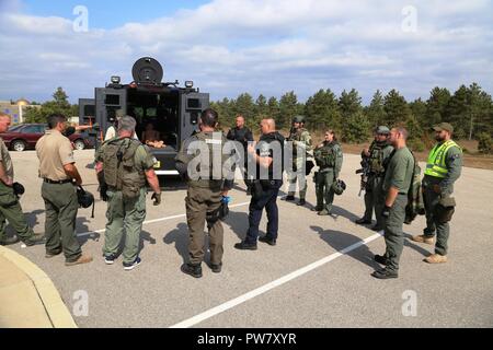 Wisconsin Strafverfolgungsbehörden Personal von einigen Grafschaften sammeln die Ergebnisse eines Schulungsszenarios Sept. 20, 2017 zu diskutieren, bei der kombinierten Waffen gemeinsamen Training Facility (CACTF) am Fort McCoy, Wis das Personal von Polizei in Wisconsin kam, und sie waren Teil der Ausbildung gelehrt von George Rahmtopf der integrierten taktischen Konzepten (ITC) LLC von Los Angeles. Mehr als 50 Mitarbeiter wurden in zwei Kursen über mehrere Tage Training im September, einschließlich Taktische gepanzerten von ITC Fahrzeug im eigenen Betrieb und Kursen unterrichtet. Die CACTF Komplex wird regelmäßig für Recht verwendet - enfor Stockfoto