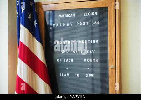 Die amerikanische Legion Cathay Post 384 Hosted ein Mittagessen für Marinesoldaten und Matrosen Okt. 2, 2017 als Teil der Flotte Woche San Francisco 2017. San Francisco Fleet Week ist eine Möglichkeit für die amerikanische Öffentlichkeit ihre Marine Corps, Navy und der Coast Guard Teams zu treffen und America's Meer Dienstleistungen Erfahrung. Flotte Woche wird Marineangehörigen, Ausstattung, Technik und Funktionen markieren, mit einem Schwerpunkt auf humanitäre Hilfe und Katastrophenhilfe. Stockfoto