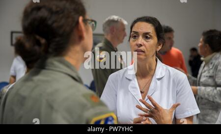 Ein Mitglied der Argentinischen Luftwaffe ärztlicher Dienst beteiligt sich an einer Diskussion in der Gruppe während einer Führungsperson Engagement als Teil des Departements für Verteidigung Partnerschaft Programm 20.09.2010 am Nationalen Institut für Luft- und Raumfahrt Medizin, Argentinien. Führungskräfte von der Georgia Air National Guard und 12 Luftwaffe (Afsouth), Wissen und Erfahrung mit argentinischen Partnern auszutauschen. Die wichtigsten Führer Engagement ist ein wichtiger Schritt zur Stärkung der Partnerschaft zwischen den beiden Nationen. Stockfoto