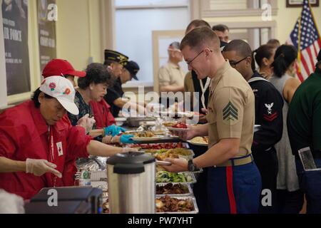 Mitglieder der amerikanischen Legion Cathay Post 384 Mittag zu Marinesoldaten und Matrosen mit ihrem Mittagessen während der Flotte Woche San Francisco Oktober 2, 2017. San Francisco Fleet Week ist eine Möglichkeit für die amerikanische Öffentlichkeit ihre Marine Corps, Navy und der Coast Guard Teams zu treffen und America's Meer Dienstleistungen Erfahrung. Flotte Woche wird Marineangehörigen, Ausstattung, Technik und Funktionen markieren, mit einem Schwerpunkt auf humanitäre Hilfe und Katastrophenhilfe. Stockfoto