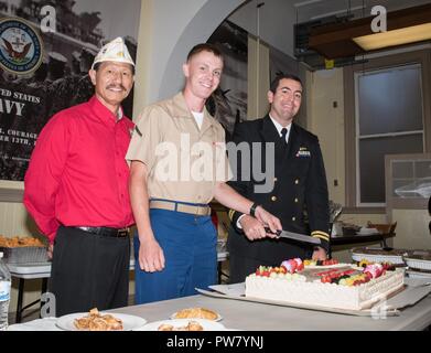 SAN FRANCISCO (Okt. 2010) 2, 2017) Nelson Lum (links), Kommandeur der amerikanischen Legion Cathay Post 384, steht neben Pfc. Clayton Moore Russell (Mitte), zur Bekämpfung der Logistik Bataillon 11 angebracht, und Leutnant Jordanien Weinshank (rechts), Commander, Amphibischen Squadron 1, wie sie sich vorbereiten, einen Kuchen während der Flotte Woche San Francisco 2017 zu schneiden. Flotte Woche stellt eine Gelegenheit für die amerikanische Öffentlichkeit ihre Marine, Marine Corps zu erfüllen, und Küstenwache team und America's Sea Service zu erleben. Flotte Woche San Francisco Marineangehörigen, Ausrüstung, Technologie und Fähigkeiten, mit einem emp Stockfoto