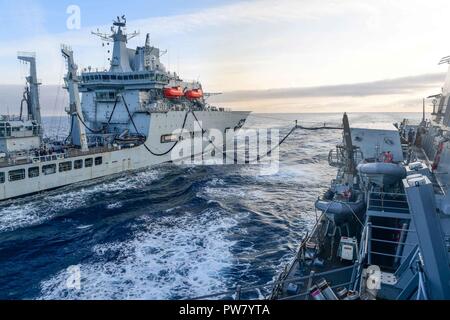 Atlantischer Ozean (Sept. 26, 2017) - der Arleigh-burke-Klasse geführte Anti-raketen-Zerstörer USS James E. Williams (DDG95) führt eine im Gange Auffüllung mit der Royal Fleet Auxiliary schnelle Flotte Tanker RFA Wave Ritter (A 389), Sept. 26, 2017. James E. Williams, home-in Norfolk portiert, ist auf eine Routine, um die Bereitstellung zu den USA 6 Flotte Bereich der Maßnahmen zur Unterstützung der US-amerikanischen nationalen Sicherheitsinteressen in Europa. Stockfoto