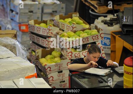 5. Flotte BEREICH VON OPERATIONEN (Sept. 30, 2017) Kulinarische Specialist 2. Klasse Rose Fennell, ein Eingeborener von Grants, New Mexico, zu der Abteilung zugewiesen an Bord der Amphibisches Schiff USS America (LHA 6), Vorräte Vorräte im Hangar Bucht während einer Auffüllung-auf-See (RAS) mit der Henry J. Kaiser-Klasse unterwegs Auffüllung öler USNS Patuxent (T-AO 201). Amerika ist das Flaggschiff der Amerika amphibische Gruppe und bereit, mit der begonnen 15 Marine Expeditionary Unit, ist zur Unterstützung der Maritime Security Operations und Theater Sicherheit Zusammenarbeit in den USA bereitgestellt Stockfoto