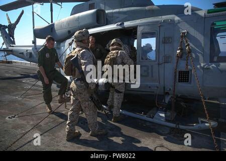 Mittelmeer (Sept. 27, 2017) - Marines zu kombinierten Anti-Armor Team, Bataillon Landung Team, 1 Bataillon 5. Marine Regiment, Laden in eine UH-1Y Huey während eines taktischen Recovery von Flugzeugen und Personal (Trap) Luft Einarbeitung bohren an Bord der San Antonio zugeordnet - Klasse amphibious Transport dock Schiff USS San Diego LPD (22), Sept. 27, 2017. Die FALLE Team ist spezialisiert auf die schnelle und flexible Wiederherstellung von abgestürzten Flugzeuge, Personal und Ausrüstung. San Diego ist, implementiert mit der Amerika Amphibious Ready Gruppe und 15 Marine Expeditionary Unit Maritime Security Operations und Theater zu unterstützen. Stockfoto