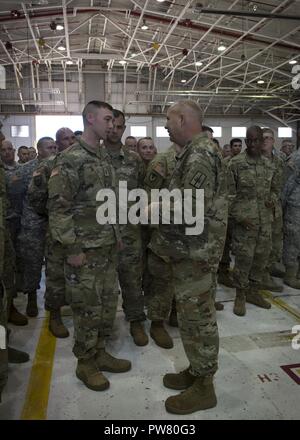 Major General Raymond Schilde, Kommandant der New York Army National Guard, spricht mit 1 Leutnant Christopher Schrader, wie Er bereitet das Luftfahrzeug am Niagara Falls Luft finden Station am Niagara Falls, New York, auf dem Weg nach Fort Bliss, Texas am Okt. 2, 2017. Zwei hundert und Zwanzig Soldaten aus dem 27 Infantry Brigade Combat Team, wird ein Teil der Gemeinsamen multinationalen Ausbildung Gruppe - Ukraine, an der internationalen Friedenssicherung und Security Center, in der Nähe der Yavoriv, Ukraine basieren. (Us Air National Guard Stockfoto