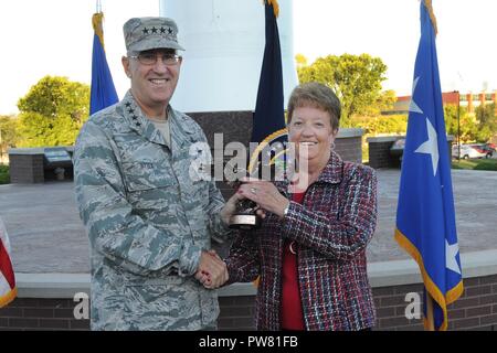 Maj. Heather Mahowald, individuelle Mobilisierung augmentee an den Leiter der gemeinsamen Kraft Entwicklung, erhält die Luftwaffe Personal Bereich Grade Officer des Jahres 2016 von der US Air Force General John Hyten, Kommandeur der US Strategic Command, während einer Preisverleihung im USSTRATCOM Hauptquartier in Offutt Air Force Base, Neb., Sept. 28, 2017. Eine von neun Verteidigungsministerium Unified Combatant Befehle, USSTRATCOM hat globale Missionen durch die Unified Command Plans zugeordnet, dass der strategischen Abschreckung, Space Operations, Cyberspace, gemeinsame elektronische Kampfführung, globale str gehören Stockfoto