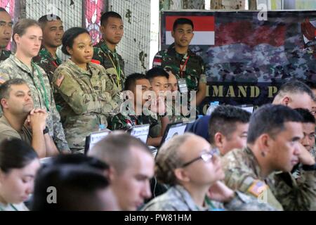 CIBENDA, Indonesien - Soldaten mit der Tentara Nasional Indonesia Armee (TNI-AD) und Hawaii Armee Natinional Guard Soldaten in Klassen als Teil der Garuda Shield 2017 beteiligen, 19. September 2017 Stockfoto