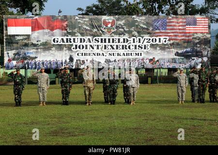 CIBENDA, Indonesien - Soldaten mit der Tentara Nasional Indonesia Armee (TNI-AD) und die US-amerikanische Armee standen nebeneinander auf einer Parade Feld während der Abschlussfeier, die offiziell das Ende des Garuda Shield 2017 Übung markiert, 29. September 2017 Stockfoto