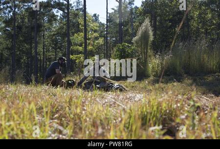 Spc. Johnny Long, US-Armee Cyber Befehl zugeordnet, spricht mit einem simulierten lokalen Bauern während eines besten Krieger Wettbewerb (BWC) Szenario-basierte Lane am Fort A.P. Hill, Va., Nov. 3, 2017. Das BWC ist eine jährliche Veranstaltung, die in diesem Jahr 22 Soldaten aus 11 großen Befehle auf ihre körperlichen und geistigen Fähigkeiten in Frage zu stellen. Stockfoto