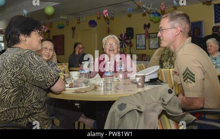 SAN FRANCISCO (Okt. 2010) 3, 2017) Sgt. Anthony Chaine spielt Bingo mit Senioren an der Mission Creek Residence Senior Gemeinschaft während des San Francisco Fleet Week. Flotte Woche stellt eine Gelegenheit für die amerikanische Öffentlichkeit ihre Marine, Marine Corps zu erfüllen, und Küstenwache team und America's Meer Dienstleistungen zu erleben. Flotte Woche San Francisco Marineangehörigen, Ausrüstung, Technologie und Fähigkeiten, mit einem Schwerpunkt auf humanitäre Hilfe und Katastrophenhilfe. Stockfoto