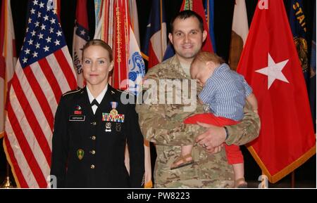 (Nach rechts) Sgt. 1. Klasse Alicia Hofmann, ihr Ehemann Staff Sgt. David Hofmann und einjährigen Sohn Lukas posieren für Fotos am Sgt. 1. Klasse Hofmann's Soldat Siegerehrung in Fort Knox, Kentucky, Sept. 29, 2017 statt. Sie war der Soldat Medaille für ihr Leben ein Mann von einem Autounfall, der am 4. Oktober in Saline, Michigan 2014 aufgetreten zu speichern, riskieren, ausgezeichnet. Stockfoto