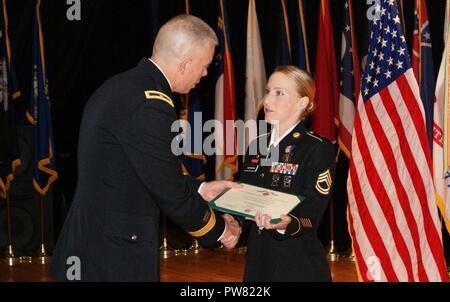 (Links) Brig. Gen. Aaron Walter, Commander für die 100 Abteilung Weiterbildung, stellt der Soldat-Medaille an Sgt. 1. Klasse Alicia Hofmann bei einer Preisverleihung in Fort Knox, Kentucky, Sept. 29, 2017. Der 8. Regiment, 100 Gesundheitswesen Bataillon, 4. Brigade, 100 TD zugeordnet, Hofmann war der Soldat Medaille für ihr Leben ein Mann von einem Autounfall, der am 4. Oktober in Saline, Michigan 2014 aufgetreten zu speichern, riskieren, ausgezeichnet. Stockfoto