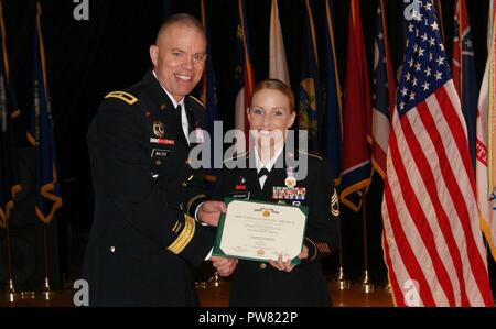 Brig. Gen. Aaron Walter, Commander für die 100 Abteilung Weiterbildung, stellt der Soldat-Medaille an Sgt. 1. Klasse Alicia Hofmann bei einer Preisverleihung in Fort Knox, Kentucky, Sept. 29, 2017. Der 8. Regiment, 100 Gesundheitswesen Bataillon, 4. Brigade, 100 TD zugeordnet, Hofmann war der Soldat Medaille für ihr Leben riskieren, wenn Sie einen Mann aus einem brennenden Auto Unfall, der am 4. Oktober in Saline, Michigan 2014 aufgetreten ist gespeichert ausgezeichnet. Stockfoto