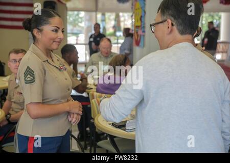 Gunnery Sgt. Cecilia Reynoso, mit Bekämpfung Logistik Bataillon 11, zentrale Regiment, 1 Marine Logistics Group, verband Senioren an der Gnade Gehäuse, Mission Creek Senior Gemeinschaft Okt. 3, 2017 in San Francisco in San Francisco Fleet Week. Die Marines verbrachte Zeit mit den Senioren, Teilnahme an Aktivitäten mit Ihnen wie Bingo, Bowling und Nintendo Wii. Stockfoto