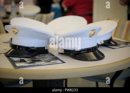 Us-Marines und Matrosen mit Combat Logistik Bataillon 11, zentrale Regiment, 1 Marine Logistik Gruppe Senioren an der Gnade Gehäuse, Mission Creek Senior Gemeinschaft Okt. 3, 2017 in San Francisco in San Francisco Fleet Week. Die Marines verbrachte Zeit mit den Senioren, Teilnahme an Aktivitäten mit Ihnen wie Bingo, Bowling und Nintendo Wii. Stockfoto