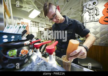 Atlantik - (Okt. 2010) 2, 2017) das Schiff Serviceman Seaman Roger Peirce von Cleveland, bereitet eine aromatisierte Eiskaffee für einen Seemann an Bord der Nimitz-Klasse Flugzeugträger USS Abraham Lincoln (CVN 72). Abraham Lincoln unterwegs ist die Durchführung von Schulungen. Stockfoto