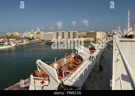 SAN JUAN, Puerto Rico (Okt. 2010) 3, 2017) Die Military Sealift Command Hospital Ship USNS Comfort (T-AH 20) kommt in San Juan, Puerto Rico, für humanitäre Maßnahmen. Das Verteidigungsministerium ist die Unterstützung der Federal Emergency Management Agency, der Leiter der Föderalen Agentur, dabei helfen, die Betroffenen durch den Hurrikan Maria Leiden zu minimieren und ist ein Bestandteil der gesamten-von-Reaktion seitens der Regierung. Stockfoto