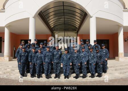 NAVAL SUPPORT ACTIVITY NEAPEL, Italien (Okt. 2010) 2, 2017) Adm. Michelle J. Howard, Commander, U.S. Naval Forces Europa-afrika und Kommandant, Allied Joint Forces Command Naples, posiert für ein Foto mit dem Neapel Region Chaos Leiter Okt. 2, 2017. Us Naval Forces Europa-afrika, in Neapel, Italien, beaufsichtigt und Naval operations, oft im Konzert mit Alliierten, Gelenk- und interagency Partnern, auf dauerhafte Beziehungen und Erhöhung der Wachsamkeit und Stabilität in Europa und Afrika. Stockfoto