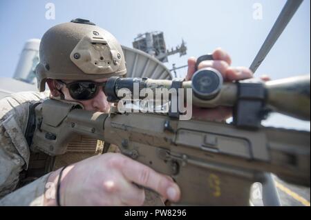 5. Flotte EINSATZGEBIET (Okt. 2010) 1, 2017) Marine Corps Sgt. Nick Raymon, ein Eingeborener von Bettendorf, Iowa, dem 15 Marine Expeditionary Unit zugewiesen an Bord der Amphibisches Schiff USS America (LHA 6), regelt den Anwendungsbereich auf seinem M110 SASS Gewehr während der Besatzung der direkten Feuer beobachten, während das Schiff Durchfuhr durch das Bab El Mandeb Strait. Amerika ist das Flaggschiff der Amerika amphibische Gruppe und bereit, mit der begonnen 15. MEU, ist in die USA 5 Flotte Bereich für Maßnahmen zur Erhöhung der Sicherheit im Seeverkehr im Einsatz Verbündeten und Partnern zu beruhigen und die Erhaltung der freedo Stockfoto