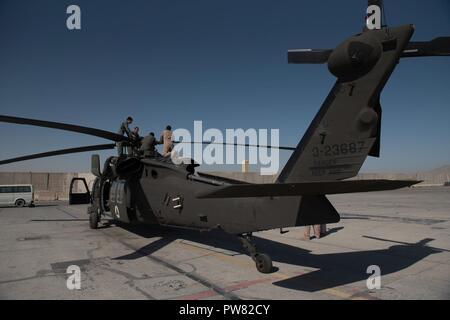 Afghanische Mi-17 Piloten Werfen Sie einen ersten Blick auf den Motor auf einem UH-60 Black Hawk Okt. 2, 2017, Flugplatz in Kandahar, Afghanistan. Die UH-60 und die neueste Ergänzung zu einer wachsenden Flotte für den wachsenden Air Service. Mi-17 Piloten sind die ersten auf dem neuen Waffen System zu trainieren und es wird erwartet, dass sie zum Springen - Die neue Plattform in den Kampf für Afghanistan beginnen. Stockfoto