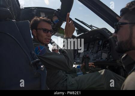 Zwei afghanische Mi-17 Piloten werfen Sie einen Blick auf das Cockpit eines afghanischen Luftwaffe UH-60 Black Hawk Hubschrauber Okt. 3, 2017, in Kandahar Airfield, Afghanistan. Die UH-60 ist Teil der AAF-Programm zur Modernisierung und die neueste Ergänzung zu der wachsenden Air Service. Mi-17 Piloten sind die ersten auf dem neuen Waffen System zu trainieren und es wird erwartet, dass sie zum Springen - Die neue Plattform in den Kampf für Afghanistan beginnen. Stockfoto