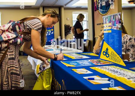 Amanda Kammern, eine lokale Gemeinschaft, füllt eine Informationskarte während einer Nationalen Bildung Fair, Oktober 3, 2017, bei Moody Air Force Base, Ga. Die Veranstaltung erlaubt Team Moody erfahren Sie mehr über die höhere Bildung Chancen, auf die sie Zugriff haben. Stockfoto