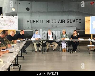 Us-Präsident Donald Trump bespricht Hurrikan Hilfsmaßnahmen in einer Kabinettssitzung am Muniz Air National Guard Base, Carolina, Puerto Rico, Oktober 3, 2017. Der Präsident besucht Puerto Rico nach dem Hurrikan Maria und mit örtlichen Führung bezüglich Sturm Antwort bemühen. Stockfoto