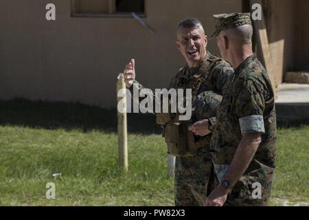 Us Marine Corps Forces Command (MARFORCOM) Kommandierenden General Generalleutnant Mark A. Brilakis, rechts, spricht mit Oberstleutnant Daniel J. Gaskell, Kommandierender Offizier, 2nd Battalion, 8th Marines, II Marine Expeditionary Force (MEF), bei einer Bewegung in urbanem Gelände training Bereich auf Camp Lejeune, N.C., Oktober 3, 2017. Brilakis fand vor Kurzem das Kommando über MARFORCOM und besuchte die Marines von II MEF, sich mit den Gebieten, die Sie nutzen vertraut machen. Stockfoto