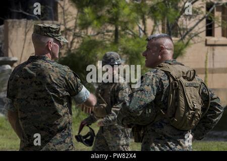 Us Marine Corps Forces Command (MARFORCOM) Kommandierenden General Generalleutnant Mark A. Brilakis, rechts, spricht mit Oberstleutnant Daniel J. Gaskell, Kommandierender Offizier, 2nd Battalion, 8th Marines, II Marine Expeditionary Force (MEF), bei einer Bewegung in urbanem Gelände training Bereich auf Camp Lejeune, N.C., Oktober 3, 2017. Brilakis fand vor Kurzem das Kommando über MARFORCOM und besuchte die Marines von II MEF, sich mit den Gebieten, die Sie nutzen vertraut machen. Stockfoto