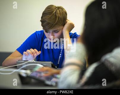 Eli Baker, (links) Beavercreek High School Neuling, und D'nylah Beaty, Dayton frühen Hochschule Akademie Sophomore, beantworten Fragen, Sept. 29, 2017, über die Vorlieben und Abneigungen bei einer Station der Stamm - Vielfalt Einbeziehung Veranstaltung der 88th Force Support Squadron Education Center at Wright-Patterson Air Force Base, Ohio gefördert. Die Software wurde entwickelt, um Einblick in mögliche Berufsfelder auf Interessen, Bildung gewünscht und Bereich des Landes zu geben. Stockfoto