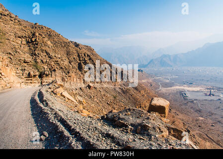 Malerische Wüste Straße von Felsen in Musandam Oman umgeben Stockfoto