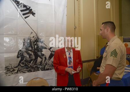 SAN FRANCISCO (Okt. 2010) 3, 2017) Schlacht von Iwo Jima Veteran und ehemalige Marine Cpl. Dale Cook von 4Th Marine Division, 23 Marines, spricht mit Sgt. Alan Lopez von Denver, zur Bekämpfung der Logistik Bataillon 11 befestigt, auf der ein Veteran Ressource Messe statt während der Flotte Woche San Francisco. Flotte Woche stellt eine Gelegenheit für die amerikanische Öffentlichkeit ihre Marine, Marine Corps zu erfüllen, und Küstenwache team und America's Meer Dienstleistungen zu erleben. Flotte Woche San Francisco Marineangehörigen, Ausrüstung, Technologie und Fähigkeiten, mit einem Schwerpunkt auf humanitäre Hilfe und Katastrophenhilfe. Stockfoto