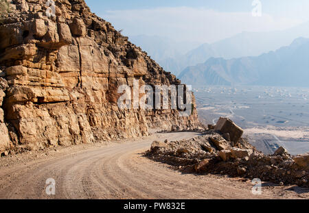 Malerische Wüste Straße von Felsen in Musandam Oman umgeben Stockfoto