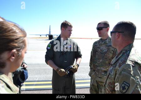 Us Air Force Senior Flieger Ryan Lewis, ein lademeister mit der 41St Airlift Squadron, 19 Airlift Wing, Little Rock Air Force Base verleiht mit Soldaten aus 3 Colorado Army National Guard Battalion, 157 Field Artillery, der laden ihre High Mobility Artillery Rocket System auf seine C-130 Flugzeugen an der Colorado Springs, Colo., Flughafen und transportieren es in Fort Carson, Sept. 20, 2017. Zur Unterstützung der Übung War Horse Streik, diese gemeinsame Mission zwischen 3-157 th FA und der 19 Airlift Wing, von Little Rock Air Force Base, half nicht nur, die Anforderung des Bataillons zu erfüllen Stockfoto