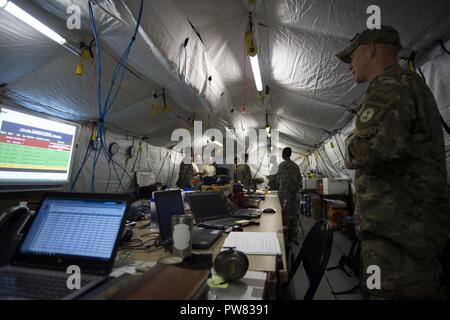 Us Air Force National Guard Flieger, 123 Contingency Response Group, 23 Air Wing, Louisville, KY, verwalten Air Field Operations bei Luis Munoz Marian International, Puerto Rico, Okt., 3, 2017. Us-Militär Vermögenswerte unterstützt die FEMA sowie staatliche und lokale Behörden in Rettungs- und Hilfsmaßnahmen in den von Hurrikan Maria. Stockfoto