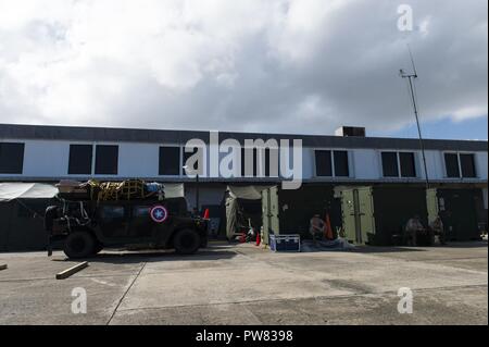 Us Air Force National Guard Flieger, 123 Contingency Response Group, 23 Air Wing, Louisville, KY, eine Pause im Schatten bei Luis Munoz Marian International, Puerto Rico, Okt., 3, 2017. Us-Militär Vermögenswerte unterstützt die FEMA sowie staatliche und lokale Behörden in Rettungs- und Hilfsmaßnahmen in den von Hurrikan Maria. Stockfoto