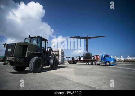 Us Air Force National Guard Flieger, 123 Contingency Response Group, 23 Air Wing, Louisville, KY, Hilfsgüter für Puerto Rico Bewohner an Luis Munoz Marian International, Puerto Rico, Okt., 3, 2017 verwalten. Us-Militär Vermögenswerte unterstützt die FEMA sowie staatliche und lokale Behörden in Rettungs- und Hilfsmaßnahmen in den von Hurrikan Maria. Stockfoto