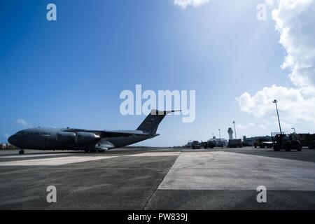 Us Air Force National Guard Flieger, 123 Contingency Response Group, 23 Air Wing, Louisville, KY, Hilfsgüter für Puerto Rico Bewohner an Luis Munoz Marian International, Puerto Rico, Okt., 3, 2017 verwalten. Us-Militär Vermögenswerte unterstützt die FEMA sowie staatliche und lokale Behörden in Rettungs- und Hilfsmaßnahmen in den von Hurrikan Maria. Stockfoto