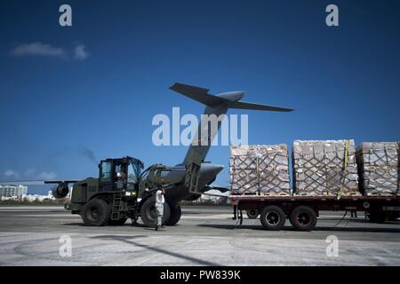 Us Air Force National Guard Flieger, 123 Contingency Response Group, 23 Air Wing, Louisville, KY, Hilfsgüter für Puerto Rico Bewohner an Luis Munoz Marian International, Puerto Rico, Okt., 3, 2017 verwalten. Us-Militär Vermögenswerte unterstützt die FEMA sowie staatliche und lokale Behörden in Rettungs- und Hilfsmaßnahmen in den von Hurrikan Maria. Stockfoto