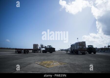 Us Air Force National Guard Flieger, 123 Contingency Response Group, 23 Air Wing, Louisville, KY, Hilfsgüter für Puerto Rico Bewohner an Luis Munoz Marian International, Puerto Rico, Okt., 3, 2017 verwalten. Us-Militär Vermögenswerte unterstützt die FEMA sowie staatliche und lokale Behörden in Rettungs- und Hilfsmaßnahmen in den von Hurrikan Maria. Stockfoto