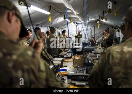 Us Air Force National Guard Flieger, 123 Contingency Response Group, 23 Air Wing, Louisville, KY, haben ihre Morgen kurze bei Luis Munoz Marian International, Puerto Rico, Okt., 3, 2017. Us-Militär Vermögenswerte unterstützt die FEMA sowie staatliche und lokale Behörden in Rettungs- und Hilfsmaßnahmen in den von Hurrikan Maria. Stockfoto