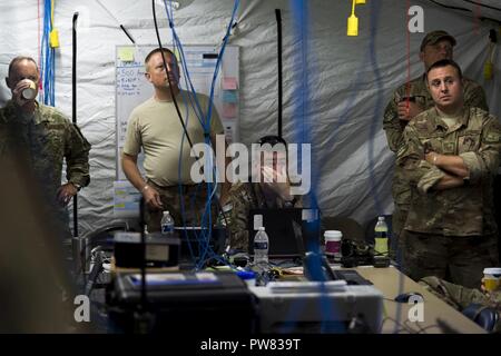 Us Air Force National Guard Flieger, 123 Contingency Response Group, 23 Air Wing, Louisville, KY, haben ihre Morgen kurze bei Luis Munoz Marian International, Puerto Rico, Okt., 3, 2017. Us-Militär Vermögenswerte unterstützt die FEMA sowie staatliche und lokale Behörden in Rettungs- und Hilfsmaßnahmen in den von Hurrikan Maria. Stockfoto