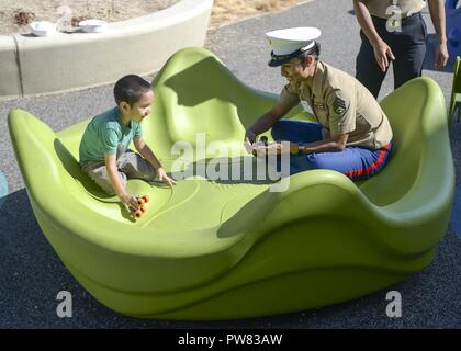 SAN FRANCISCO (Okt. 2010) 3, 2017) Marine Staff Sgt. Erika Gongora spielt mit einem Patienten an der Universität von Kalifornien San Francisco Benioff Children's Hospital während einer Flotte Woche San Francisco Community Outreach Ereignis. Flotte Woche stellt eine Gelegenheit für die amerikanische Öffentlichkeit ihre Marine, Marine Corps zu erfüllen, und Küstenwache team und America's Meer Dienstleistungen zu erleben. Flotte Woche San Francisco Marineangehörigen, Ausstattung, Technik und Funktionen markieren, mit einem Schwerpunkt auf humanitäre Hilfe und Katastrophenhilfe. Stockfoto