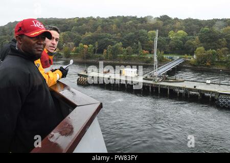 FASLANE, Schottland (Okt. 2010) 1, 2017) Cmdr. Timothy Moore, kommandierender Offizier der Arleigh-Burke-Klasse geführte Anti-raketen-Zerstörer USS Donald Cook (DDG75), überwacht den Betrieb von der Brücke Flügel wie das Schiff fährt Faslane, Schottland, in der Übung gewaltige Schild (FS) 2017 zu beteiligen. FS-17 ist eine in den USA 6 Flotte-led, Naval auffällig und Unterstützung der Kräfte der NATO-Übung durchgeführt, die Verbesserung der Interoperabilität der Alliierten in einem live-fire integrierte Luft- und Raketenabwehr Umwelt, den Einsatz der NATO Command und Control reporting Strukturen. Stockfoto