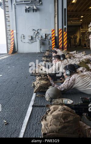 5. Flotte EINSATZGEBIET (Okt. 2010) 3, 2017) Marines bis 15 Marine Expeditionary Unit zugewiesen an Bord der Amphibisches Schiff USS America (LHA 6), führen Sie einen Live Fire Übung auf den Aufzug. Amerika ist das Flaggschiff der Amerika amphibische Gruppe und bereit, mit der begonnen 15 Marine Expeditionary Unit, ist in die USA 5 Flotte Bereich für Maßnahmen zur Erhöhung der Sicherheit im Seeverkehr im Einsatz Verbündeten und Partnern zu beruhigen und der Freiheit der Schiffahrt und des freien Handels in der Region erhalten. Stockfoto